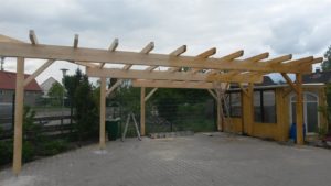 Extrem ausladender Carport aus Massivholz