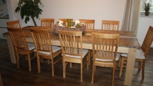 Massiver Esszimmertisch mit besonderer Tischplatte