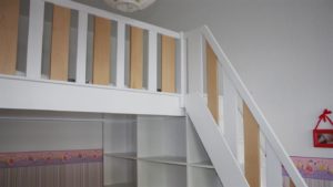 Hochbett mit Unterbauschrank und Treppe