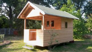 Holz-Gartenhaus auf Stahlständerwek zum Schutz vor Hochwasser
