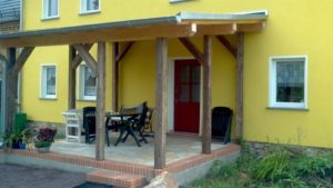 Terassenüberdachung aus teils historischen Balken