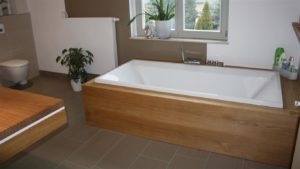 Moderne Badewanneneinfassung aus Holz