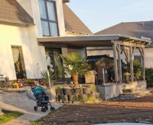 Terassenüberdachung aus Holzständerwerk